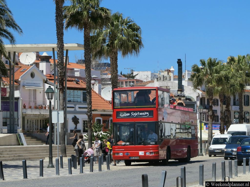 Een aantal routes van de Hop-on Hop-off bus in Lissabon gaat via Belém, Estoril en Cascais. De bussen stoppen o.a. voor Hotel Baia Tip: De attracties van Cascais.